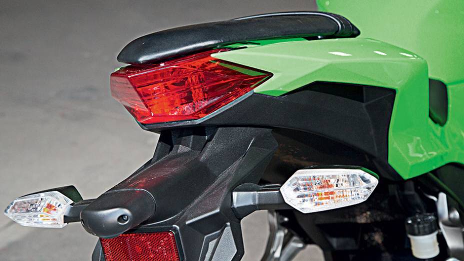 A Ninja n&atilde;o traz al&ccedil;as para amarrar bagagens | <a href="https://beta-develop.quatrorodas.abril.com.br/moto/testes/kawasaki-ninja-300-x-honda-cbr-250r-741248.shtml" rel="migration">Leia mais</a>