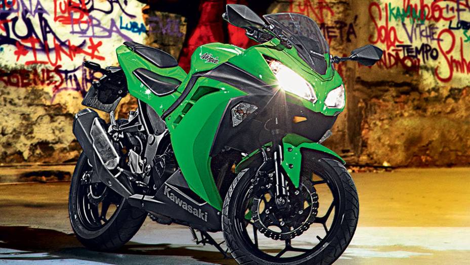 Novo visual ficou mais agressivo e encorpou a moto | <a href="https://beta-develop.quatrorodas.abril.com.br/moto/testes/kawasaki-ninja-300-x-honda-cbr-250r-741248.shtml" rel="migration">Leia mais</a>