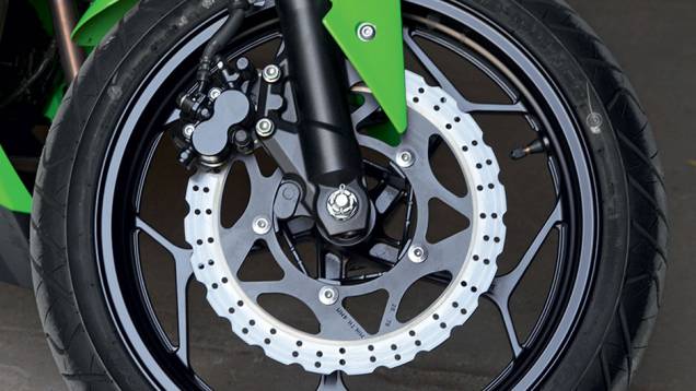 Disco wave e roda preta mais sofisticada | <a href="https://beta-develop.quatrorodas.abril.com.br/moto/testes/kawasaki-ninja-300-x-honda-cbr-250r-741248.shtml" rel="migration">Leia mais</a> Disco wave e roda preta mais sofisticada | <a href="https://beta-develop.quatrorodas.abril.com.br/moto/testes/kawasaki-ninja-300-x-honda-cbr-250r-741248.shtml" rel="migration">Leia mais</a>