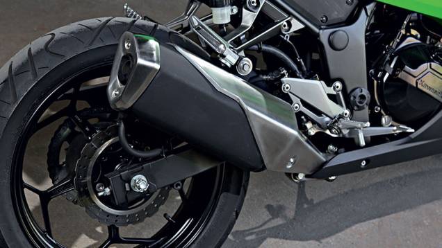 Ponteira tem seção em formato de escudo | <a href="https://beta-develop.quatrorodas.abril.com.br/moto/testes/kawasaki-ninja-300-x-honda-cbr-250r-741248.shtml" rel="migration">Leia mais</a> Ponteira tem seção em formato de escudo | <a href="https://beta-develop.quatrorodas.abril.com.br/moto/testes/kawasaki-ninja-300-x-honda-cbr-250r-741248.shtml" rel="migration">Leia mais</a>