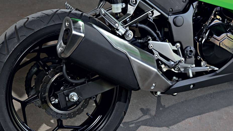 Ponteira tem se&ccedil;&atilde;o em formato de escudo | <a href="https://beta-develop.quatrorodas.abril.com.br/moto/testes/kawasaki-ninja-300-x-honda-cbr-250r-741248.shtml" rel="migration">Leia mais</a>