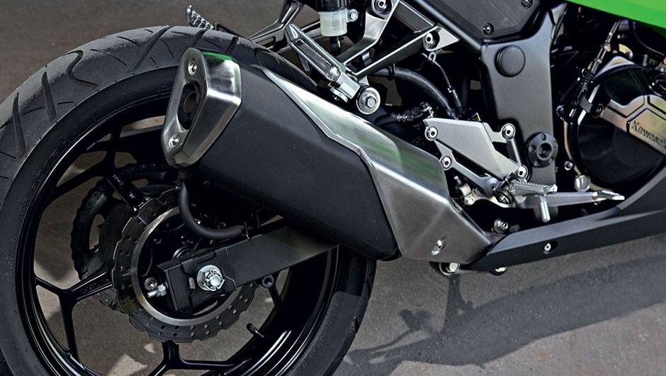 Ponteira tem se&ccedil;&atilde;o em formato de escudo | <a href="https://beta-develop.quatrorodas.abril.com.br/moto/testes/kawasaki-ninja-300-x-honda-cbr-250r-741248.shtml" rel="migration">Leia mais</a>
