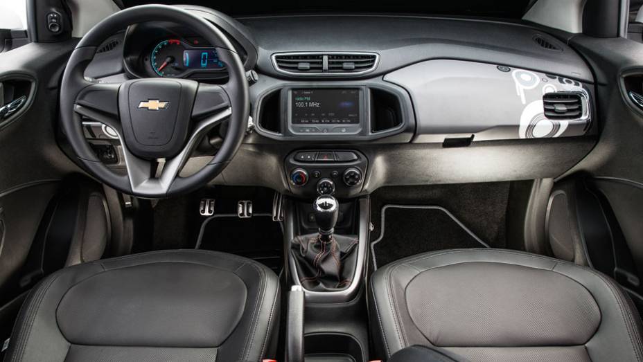 Design e ergonomia se destacam, mas os materiais ainda podem evoluir. Tela multimídia é restrita às versões LT e LTZ. Na top, é item de série | <a href="https://beta-develop.quatrorodas.abril.com.br/carros/testes/chevrolet-onix-725300" rel="migration"></a>