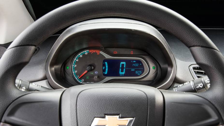 Quadro de instrumentos digital tem desenho exclusivo, mas eletrônica compartilhada | <a href="https://beta-develop.quatrorodas.abril.com.br/carros/testes/chevrolet-onix-725300.shtml" rel="migration">Leia mais</a>