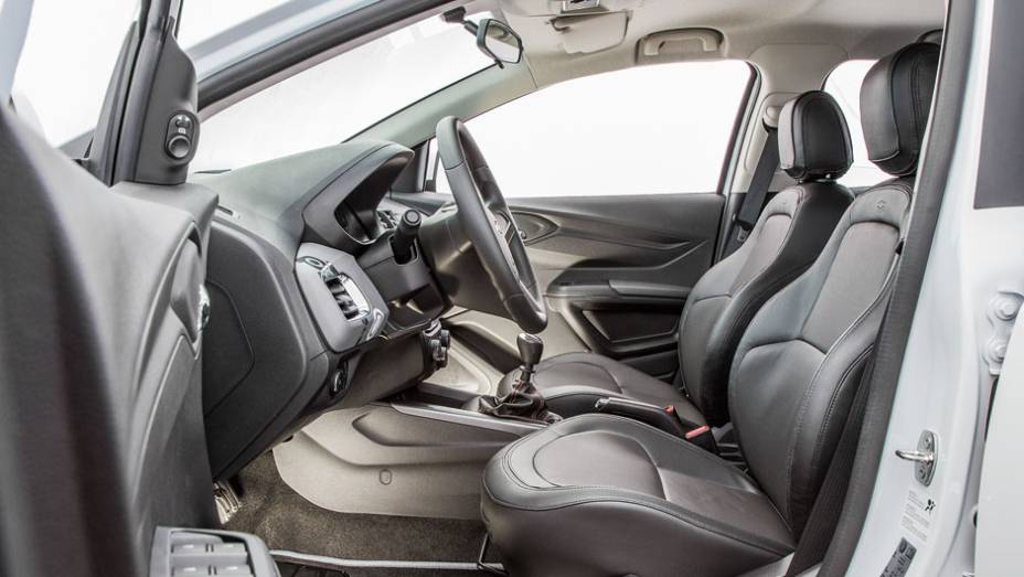 Versão LTZ tem direção e bancos ajustáveis em altura. Couro é opcional | <a href="https://beta-develop.quatrorodas.abril.com.br/carros/testes/chevrolet-onix-725300.shtml" rel="migration">Leia mais</a>