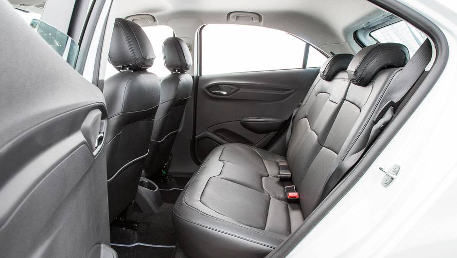 Atrás, o espaço é aceitável para dois adultos, mas falta encosto no meio | <a href="https://beta-develop.quatrorodas.abril.com.br/carros/testes/chevrolet-onix-725300.shtml" rel="migration">Leia mais</a> Atrás, o espaço é aceitável para dois adultos, mas falta encosto no meio | <a href="https://beta-develop.quatrorodas.abril.com.br/carros/testes/chevrolet-onix-725300.shtml" rel="migration">Leia mais</a>