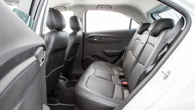 Atrás, o espaço é aceitável para dois adultos, mas falta encosto no meio | <a href="https://beta-develop.quatrorodas.abril.com.br/carros/testes/chevrolet-onix-725300.shtml" rel="migration">Leia mais</a> Atrás, o espaço é aceitável para dois adultos, mas falta encosto no meio | <a href="https://beta-develop.quatrorodas.abril.com.br/carros/testes/chevrolet-onix-725300.shtml" rel="migration">Leia mais</a>