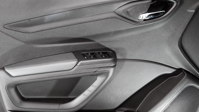 Puxador belo, mas pouco ergonômico | <a href="https://beta-develop.quatrorodas.abril.com.br/carros/testes/chevrolet-onix-725300.shtml" rel="migration">Leia mais</a> Puxador belo, mas pouco ergonômico | <a href="https://beta-develop.quatrorodas.abril.com.br/carros/testes/chevrolet-onix-725300.shtml" rel="migration">Leia mais</a>