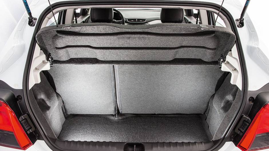 Porta-malas comporta 280 litros e conta com bancos rebatíveis em duas partes | <a href="https://beta-develop.quatrorodas.abril.com.br/carros/testes/chevrolet-onix-725300.shtml" rel="migration">Leia mais</a> Porta-malas comporta 280 litros e conta com bancos rebatíveis em duas partes | <a href="https://beta-develop.quatrorodas.abril.com.br/carros/testes/chevrolet-onix-725300.shtml" rel="migration">Leia mais</a>
