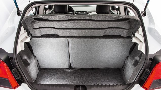 Porta-malas comporta 280 litros e conta com bancos rebatíveis em duas partes | <a href="https://beta-develop.quatrorodas.abril.com.br/carros/testes/chevrolet-onix-725300.shtml" rel="migration">Leia mais</a> Porta-malas comporta 280 litros e conta com bancos rebatíveis em duas partes | <a href="https://beta-develop.quatrorodas.abril.com.br/carros/testes/chevrolet-onix-725300.shtml" rel="migration">Leia mais</a>