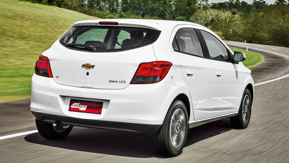 Traseira tem forte semelhança com o Gol no contorno das lanternas | <a href="https://beta-develop.quatrorodas.abril.com.br/carros/testes/chevrolet-onix-725300.shtml" rel="migration">Leia mais</a>