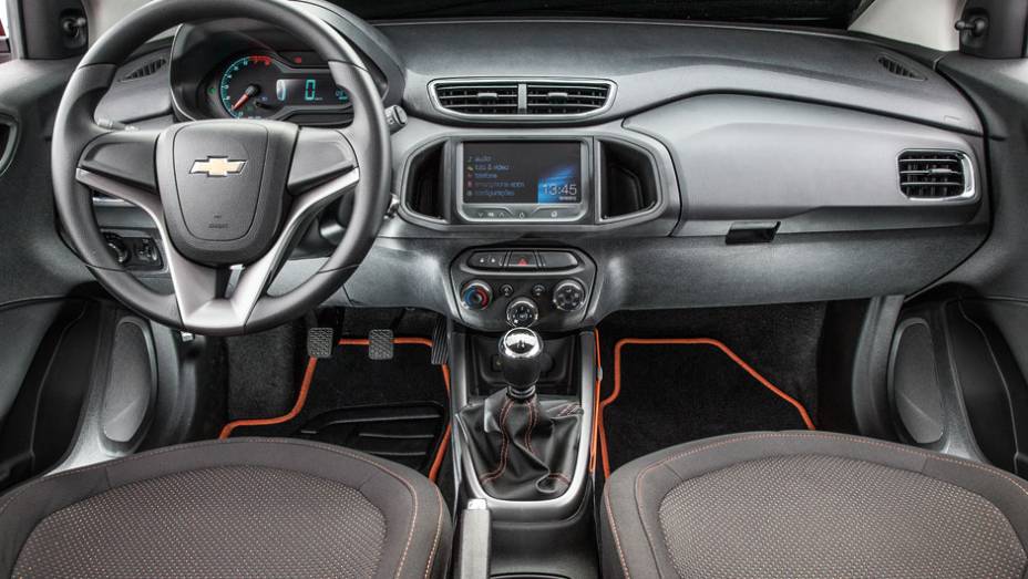 Bancos são envolventes e usam tecido agradável ao toque | <a href="https://beta-develop.quatrorodas.abril.com.br/carros/testes/chevrolet-onix-725300.shtml" rel="migration">Leia mais</a>