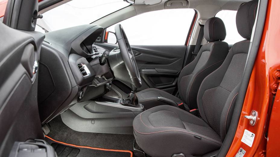 O traseiro é bipartido | <a href="https://beta-develop.quatrorodas.abril.com.br/carros/testes/chevrolet-onix-725300.shtml" rel="migration">Leia mais</a>