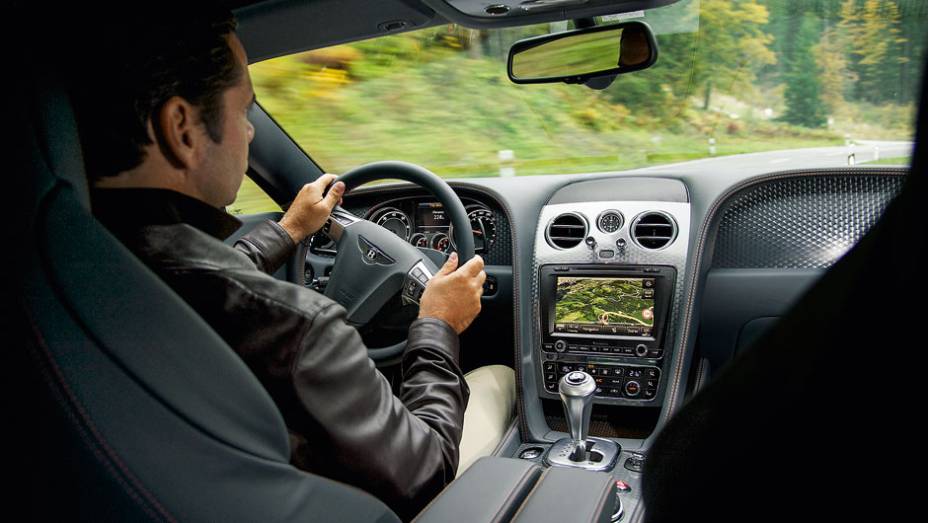 Painel é quase o mesmo, com leve alteração nos comandos de som e ar | <a href="https://beta-develop.quatrorodas.abril.com.br/carros/impressoes/bentley-continental-gt-speed-725615.shtml" rel="migration">Leia mais</a> Painel é quase o mesmo, com leve alteração nos comandos de som e ar | <a href="https://beta-develop.quatrorodas.abril.com.br/carros/impressoes/bentley-continental-gt-speed-725615.shtml" rel="migration">Leia mais</a>