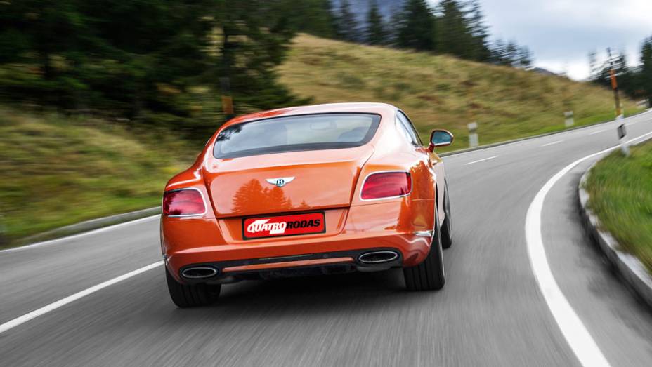 O para-choque ganhou um nicho para acomodar a placa | <a href="https://beta-develop.quatrorodas.abril.com.br/carros/impressoes/bentley-continental-gt-speed-725615.shtml" rel="migration">Leia mais</a>