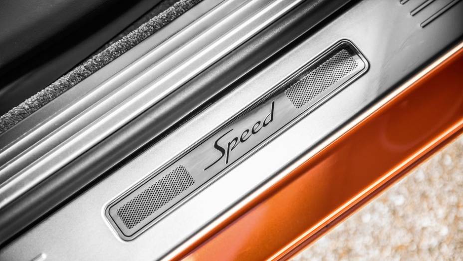 No batente da porta, o lembrete de que este é o cupê mais veloz da casa | <a href="https://beta-develop.quatrorodas.abril.com.br/carros/impressoes/bentley-continental-gt-speed-725615.shtml" rel="migration">Leia mais</a> No batente da porta, o lembrete de que este é o cupê mais veloz da casa | <a href="https://beta-develop.quatrorodas.abril.com.br/carros/impressoes/bentley-continental-gt-speed-725615.shtml" rel="migration">Leia mais</a>