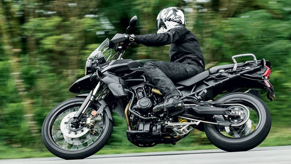 Visual puxado da BMW e estabilidade ainda melhor | <a href="https://beta-develop.quatrorodas.abril.com.br/moto/testes/bmw-f-800-gs-x-triumph-tiger-800-xc-741460.shtml" rel="migration">Leia mais</a>