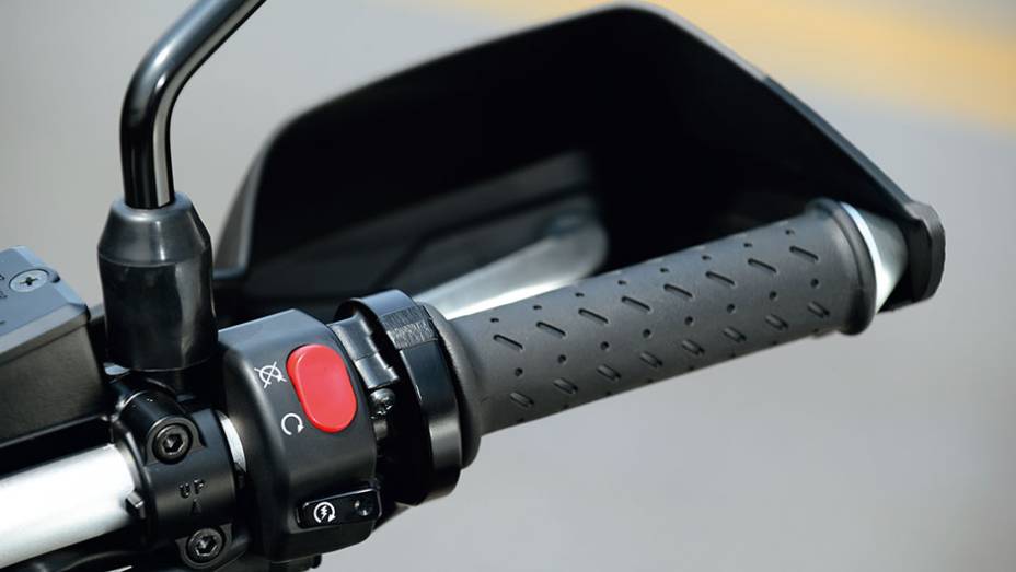 Punho convencional e protetor de mão na XC | <a href="https://beta-develop.quatrorodas.abril.com.br/moto/testes/bmw-f-800-gs-x-triumph-tiger-800-xc-741460.shtml" rel="migration">Leia mais</a> Punho convencional e protetor de mão na XC | <a href="https://beta-develop.quatrorodas.abril.com.br/moto/testes/bmw-f-800-gs-x-triumph-tiger-800-xc-741460.shtml" rel="migration">Leia mais</a>