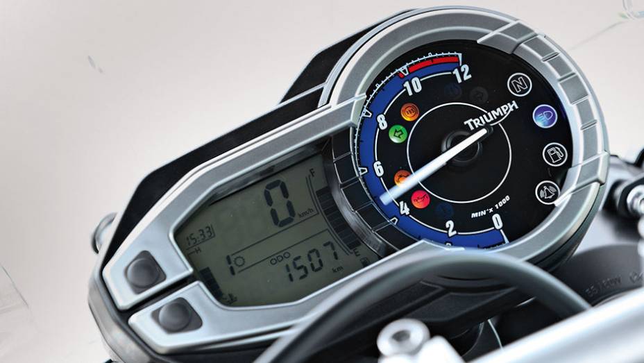 Painel mais simples na Tiger, com o velocímetro incorporado ao LCD | <a href="https://beta-develop.quatrorodas.abril.com.br/moto/testes/bmw-f-800-gs-x-triumph-tiger-800-xc-741460.shtml" rel="migration">Leia mais</a>