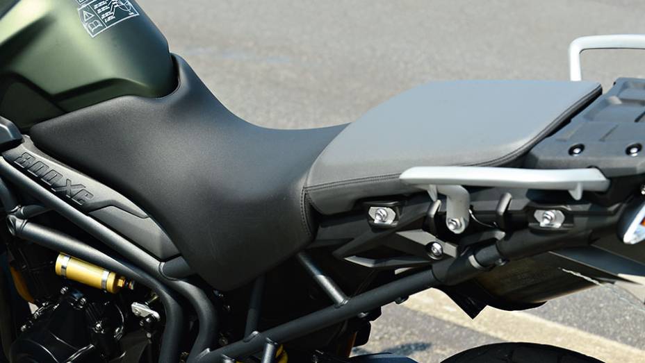 Banco bipartido, mais largo e confort&aacute;vel na Triumph | <a href="https://beta-develop.quatrorodas.abril.com.br/moto/testes/bmw-f-800-gs-x-triumph-tiger-800-xc-741460.shtml" rel="migration">Leia mais</a>