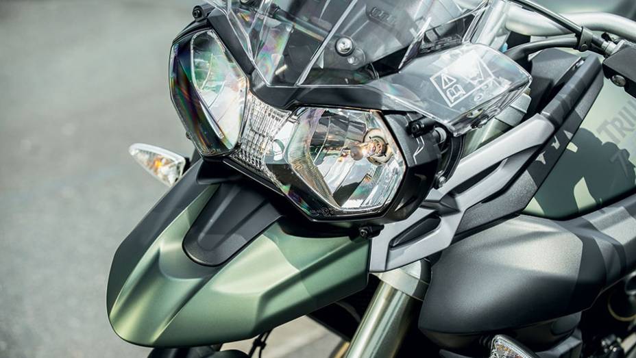 Vincos na bolha e no para-lama fixo, inspirados na rival | <a href="https://beta-develop.quatrorodas.abril.com.br/moto/testes/bmw-f-800-gs-x-triumph-tiger-800-xc-741460.shtml" rel="migration">Leia mais</a>