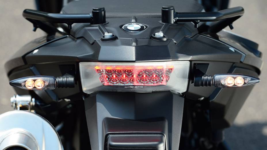 Leds, alças e bagageiro na traseira da BMW | <a href="https://beta-develop.quatrorodas.abril.com.br/moto/testes/bmw-f-800-gs-x-triumph-tiger-800-xc-741460.shtml" rel="migration">Leia mais</a>