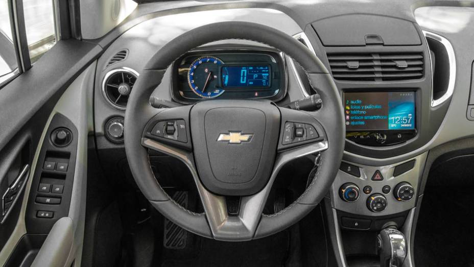 O volante é de Cruze, a instrumentação analógico-digital remete à do Cobalt e a parte central do painel lembra a do EcoSport | <a href="https://beta-develop.quatrorodas.abril.com.br/carros/impressoes/chevrolet-trax-725231.shtml" rel="migration">Leia mais</a>