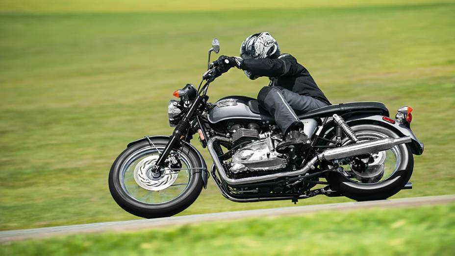 Estilo e alto desempenho em curvas na pista | <a href="https://beta-develop.quatrorodas.abril.com.br/moto/testes/triumph-bonneville-t100-741213.shtml" rel="migration">Leia mais</a>