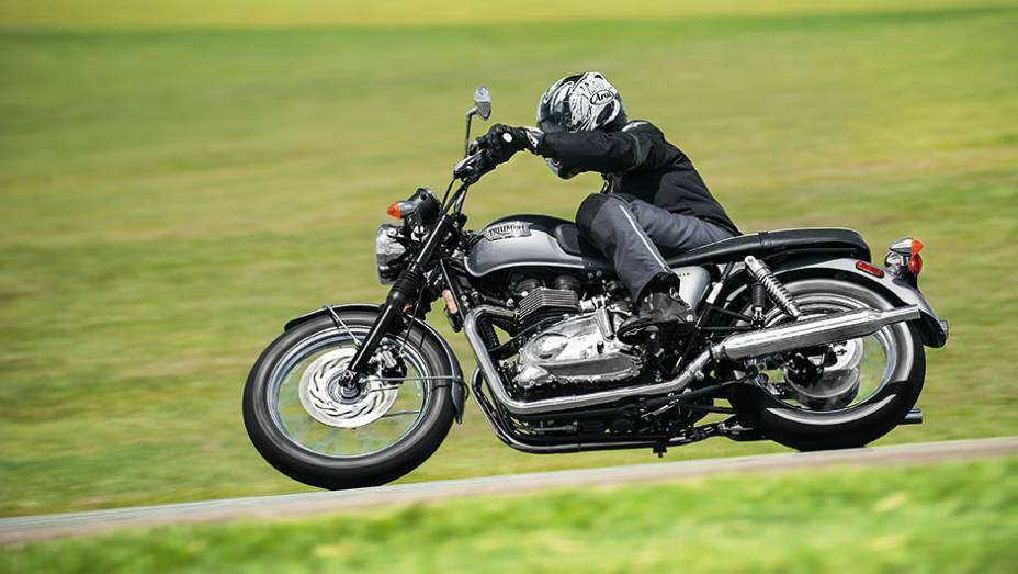 Estilo e alto desempenho em curvas na pista | <a href="https://beta-develop.quatrorodas.abril.com.br/moto/testes/triumph-bonneville-t100-741213.shtml" rel="migration">Leia mais</a> Estilo e alto desempenho em curvas na pista | <a href="https://beta-develop.quatrorodas.abril.com.br/moto/testes/triumph-bonneville-t100-741213.shtml" rel="migration">Leia mais</a>