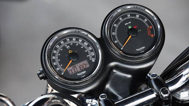 Painel com 2 visores redondos e pequeno LCD | <a href="https://beta-develop.quatrorodas.abril.com.br/moto/testes/triumph-bonneville-t100-741213.shtml" rel="migration">Leia mais</a> Painel com 2 visores redondos e pequeno LCD | <a href="https://beta-develop.quatrorodas.abril.com.br/moto/testes/triumph-bonneville-t100-741213.shtml" rel="migration">Leia mais</a>