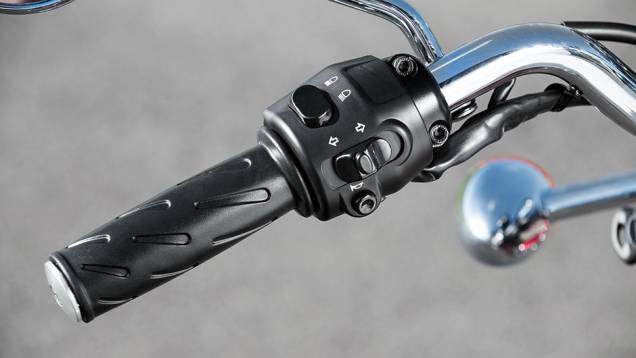 Comandos simples, mas bem-acabados | <a href="https://beta-develop.quatrorodas.abril.com.br/moto/testes/triumph-bonneville-t100-741213.shtml" rel="migration">Leia mais</a> Comandos simples, mas bem-acabados | <a href="https://beta-develop.quatrorodas.abril.com.br/moto/testes/triumph-bonneville-t100-741213.shtml" rel="migration">Leia mais</a>