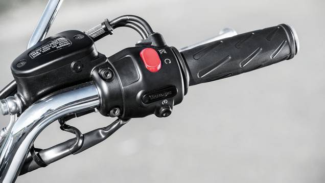 Comandos simples, mas bem-acabados | <a href="https://beta-develop.quatrorodas.abril.com.br/moto/testes/triumph-bonneville-t100-741213.shtml" rel="migration">Leia mais</a> Comandos simples, mas bem-acabados | <a href="https://beta-develop.quatrorodas.abril.com.br/moto/testes/triumph-bonneville-t100-741213.shtml" rel="migration">Leia mais</a>