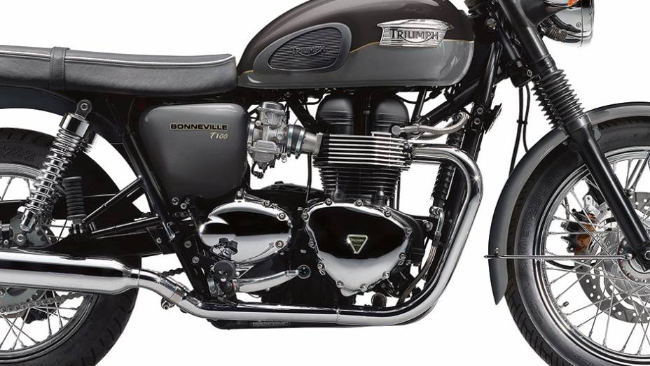 Corpo da injeção apenas imita um carburador | <a href="https://beta-develop.quatrorodas.abril.com.br/moto/testes/triumph-bonneville-t100-741213.shtml" rel="migration">Leia mais</a>