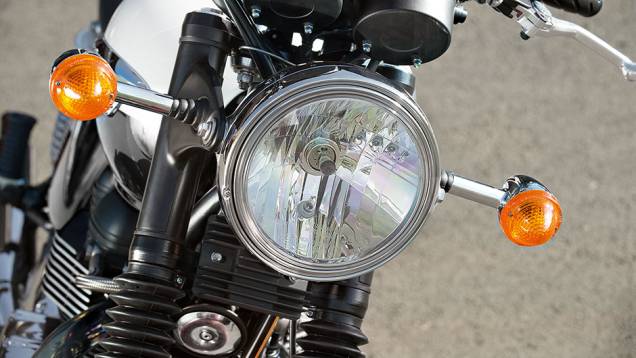Farol redondo e capas sanfonadas no garfo | <a href="https://beta-develop.quatrorodas.abril.com.br/moto/testes/triumph-bonneville-t100-741213.shtml" rel="migration">Leia mais</a> Farol redondo e capas sanfonadas no garfo | <a href="https://beta-develop.quatrorodas.abril.com.br/moto/testes/triumph-bonneville-t100-741213.shtml" rel="migration">Leia mais</a>