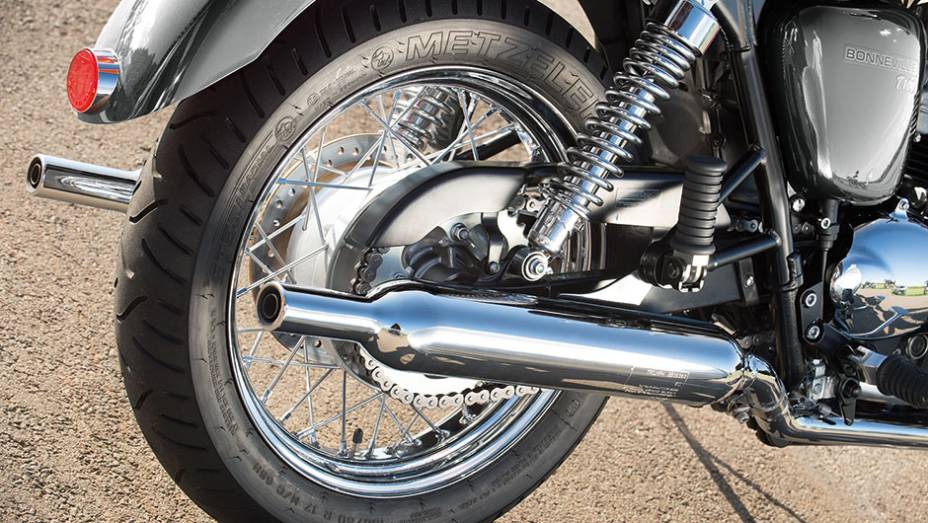 Com estilo até no cobre-corrente | <a href="https://beta-develop.quatrorodas.abril.com.br/moto/testes/triumph-bonneville-t100-741213.shtml" rel="migration">Leia mais</a> Com estilo até no cobre-corrente | <a href="https://beta-develop.quatrorodas.abril.com.br/moto/testes/triumph-bonneville-t100-741213.shtml" rel="migration">Leia mais</a>