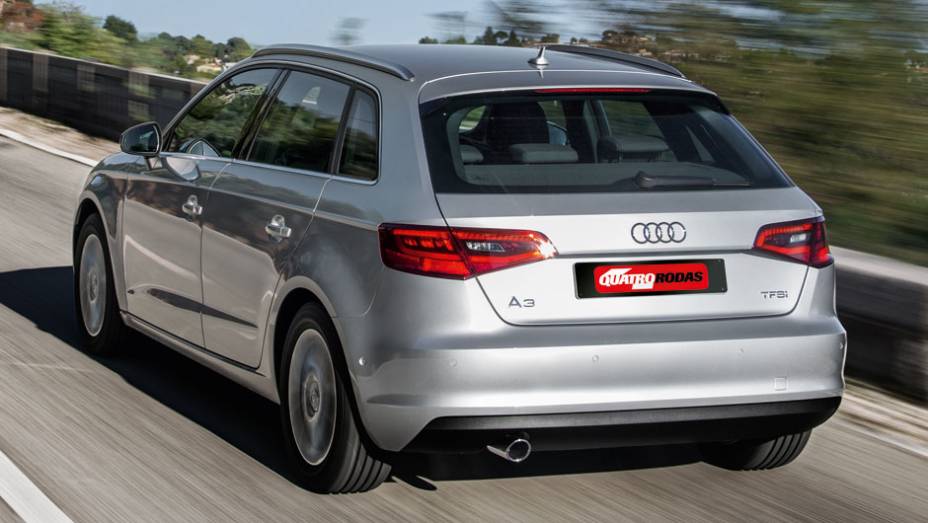 Como ele tem a mesma plataforma do novo Golf europeu, o A3 Sportback perdeu até 90 kg no peso total, por causa da utilização de aços de maior rigidez | <a href="https://beta-develop.quatrorodas.abril.com.br/carros/impressoes/audi-a3-sportback-729" rel="migration"></a> Como ele tem a mesma plataforma do novo Golf europeu, o A3 Sportback perdeu até 90 kg no peso total, por causa da utilização de aços de maior rigidez | <a href="https://beta-develop.quatrorodas.abril.com.br/carros/impressoes/audi-a3-sportback-729" rel="migration"></a>
