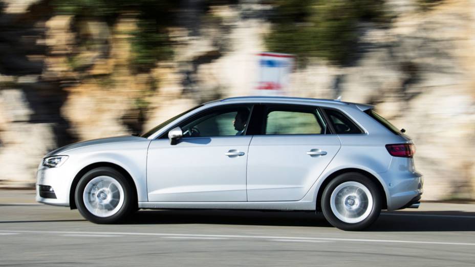 O perfil do novo Sportback ficou ainda mais perto do de uma perua | <a href="https://beta-develop.quatrorodas.abril.com.br/carros/impressoes/audi-a3-sportback-729774.shtml" rel="migration">Leia mais</a> O perfil do novo Sportback ficou ainda mais perto do de uma perua | <a href="https://beta-develop.quatrorodas.abril.com.br/carros/impressoes/audi-a3-sportback-729774.shtml" rel="migration">Leia mais</a>