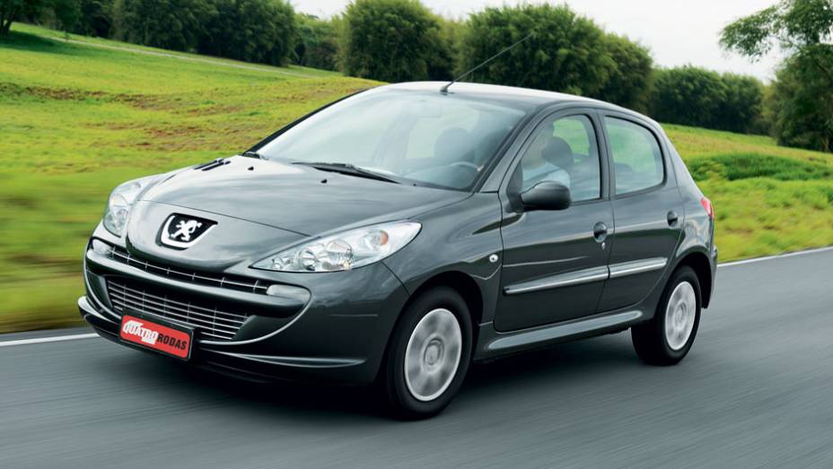 O 207 mantém as linhas que abalaram Paris | <a href="https://beta-develop.quatrorodas.abril.com.br/carros/comparativos/hatches-compactos-729449.shtml" rel="migration">Leia mais</a>