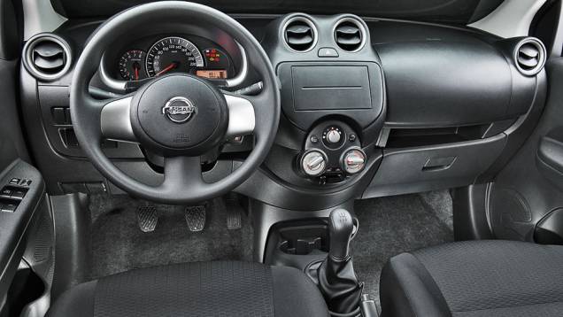 Painel tem pouca variação de cores e texturas | <a href="https://beta-develop.quatrorodas.abril.com.br/carros/comparativos/hatches-compactos-729449.shtml" rel="migration">Leia mais</a>