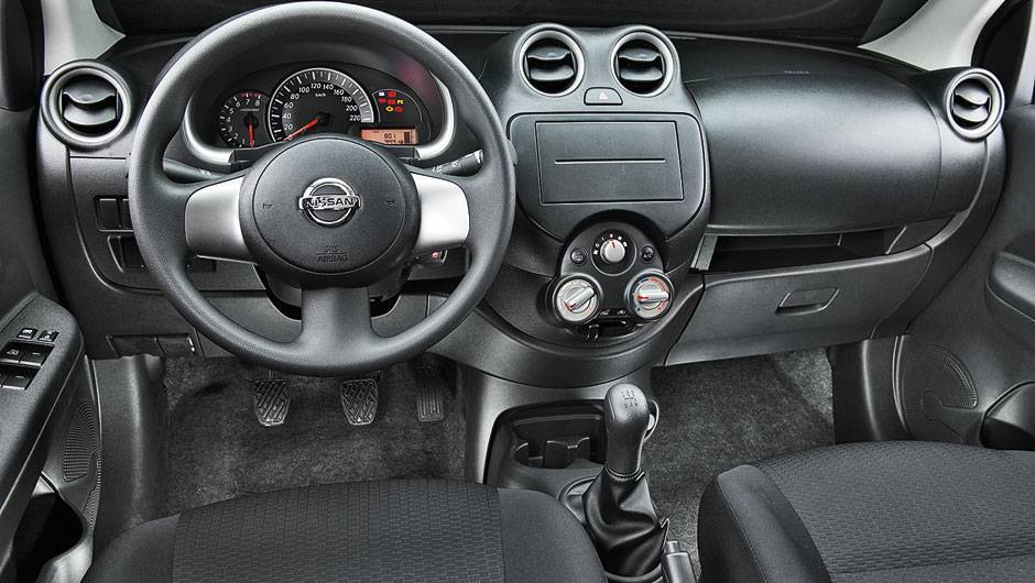 Painel tem pouca variação de cores e texturas | <a href="https://beta-develop.quatrorodas.abril.com.br/carros/comparativos/hatches-compactos-729449.shtml" rel="migration">Leia mais</a> Painel tem pouca variação de cores e texturas | <a href="https://beta-develop.quatrorodas.abril.com.br/carros/comparativos/hatches-compactos-729449.shtml" rel="migration">Leia mais</a>
