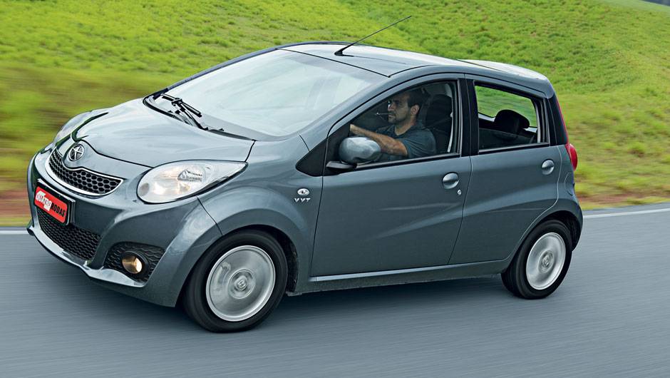 A grade dianteira é exclusiva da versão brasileira | <a href="https://beta-develop.quatrorodas.abril.com.br/carros/comparativos/hatches-compactos-729449.shtml" rel="migration">Leia mais</a> A grade dianteira é exclusiva da versão brasileira | <a href="https://beta-develop.quatrorodas.abril.com.br/carros/comparativos/hatches-compactos-729449.shtml" rel="migration">Leia mais</a>