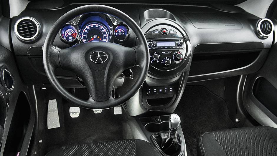 Versão brasileira teve materiais de acabamento do painel... | <a href="https://beta-develop.quatrorodas.abril.com.br/carros/comparativos/hatches-compactos-729449.shtml" rel="migration">Leia mais</a> Versão brasileira teve materiais de acabamento do painel... | <a href="https://beta-develop.quatrorodas.abril.com.br/carros/comparativos/hatches-compactos-729449.shtml" rel="migration">Leia mais</a>