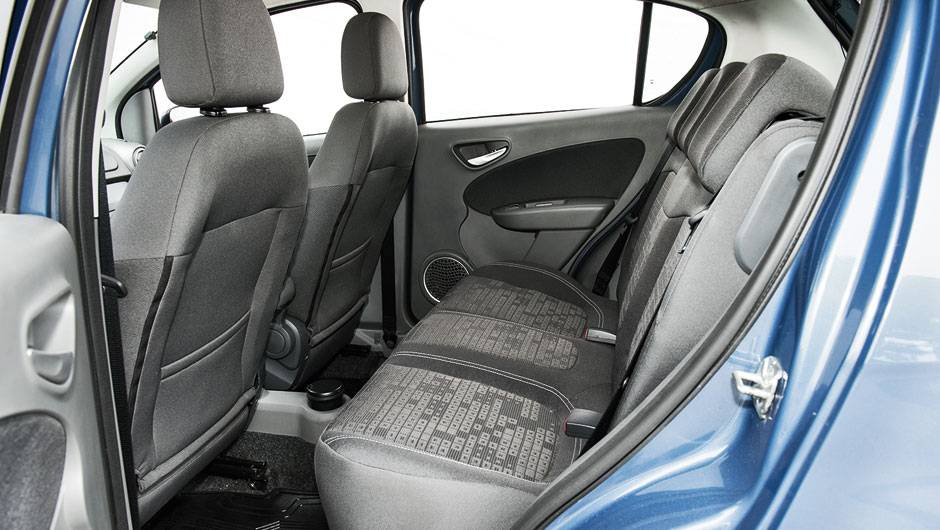 Atrás, posição do encosto é reclinada | <a href="https://beta-develop.quatrorodas.abril.com.br/carros/comparativos/hatches-compactos-729449.shtml" rel="migration">Leia mais</a> Atrás, posição do encosto é reclinada | <a href="https://beta-develop.quatrorodas.abril.com.br/carros/comparativos/hatches-compactos-729449.shtml" rel="migration">Leia mais</a>