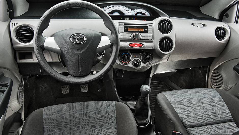 A cabine é despojada de recursos | <a href="https://beta-develop.quatrorodas.abril.com.br/carros/comparativos/hatches-compactos-729449.shtml" rel="migration">Leia mais</a> A cabine é despojada de recursos | <a href="https://beta-develop.quatrorodas.abril.com.br/carros/comparativos/hatches-compactos-729449.shtml" rel="migration">Leia mais</a>
