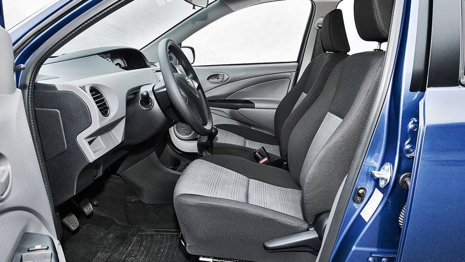 Revestimento dos bancos é de tecido | <a href="https://beta-develop.quatrorodas.abril.com.br/carros/comparativos/hatches-compactos-729449.shtml" rel="migration">Leia mais</a> Revestimento dos bancos é de tecido | <a href="https://beta-develop.quatrorodas.abril.com.br/carros/comparativos/hatches-compactos-729449.shtml" rel="migration">Leia mais</a>