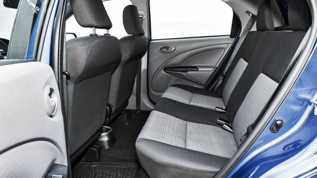 Bom espaço traseiro se comparado ao do Gol | <a href="https://beta-develop.quatrorodas.abril.com.br/carros/comparativos/hatches-compactos-729449.shtml" rel="migration">Leia mais</a>