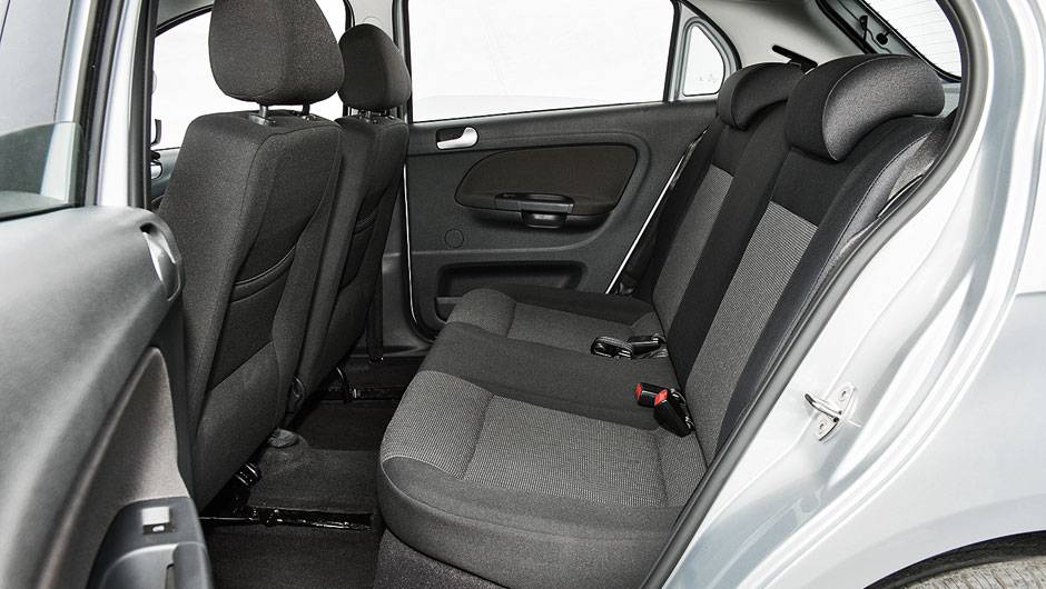 Cintos traseiros são retráteis | <a href="https://beta-develop.quatrorodas.abril.com.br/carros/comparativos/hatches-compactos-729449.shtml" rel="migration">Leia mais</a> Cintos traseiros são retráteis | <a href="https://beta-develop.quatrorodas.abril.com.br/carros/comparativos/hatches-compactos-729449.shtml" rel="migration">Leia mais</a>