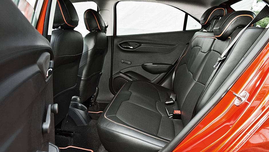 ...que não vêm na versão básica | <a href="https://beta-develop.quatrorodas.abril.com.br/carros/comparativos/hatches-compactos-729449.shtml" rel="migration">Leia mais</a> ...que não vêm na versão básica | <a href="https://beta-develop.quatrorodas.abril.com.br/carros/comparativos/hatches-compactos-729449.shtml" rel="migration">Leia mais</a>