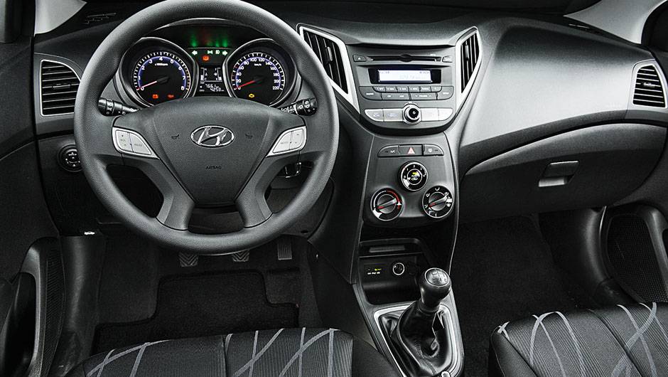 Assim como no Onix, a versão fotografada do HB20 é completa... | <a href="https://beta-develop.quatrorodas.abril.com.br/carros/comparativos/hatches-compactos-729449.shtml" rel="migration">Leia mais</a> Assim como no Onix, a versão fotografada do HB20 é completa... | <a href="https://beta-develop.quatrorodas.abril.com.br/carros/comparativos/hatches-compactos-729449.shtml" rel="migration">Leia mais</a>