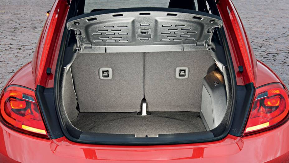 Porta-malas de 310 litros é equivalente ao de um HB20 | <a href="https://beta-develop.quatrorodas.abril.com.br/carros/testes/volkswagen-fusca-729776.shtml" rel="migration">Leia mais</a>